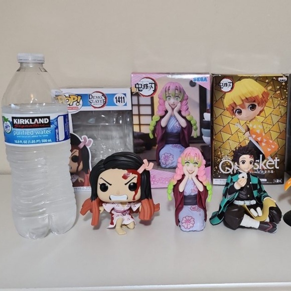 Demon slayer manga books, plushie and action figures - Picture 10 of 12